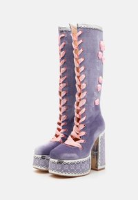 Koi Footwear GUILTLESS GHOST LACE UP PLATFORM LONG BOOT - Čižmy na šnurovanie - lilac