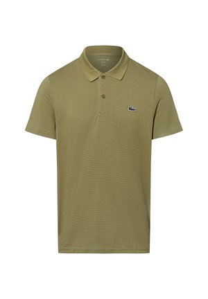 Polo de manga corta en verde oliva con dos botones y pequeño logo de cocodrilo en negro y blanco en el lado izquierdo del pecho.