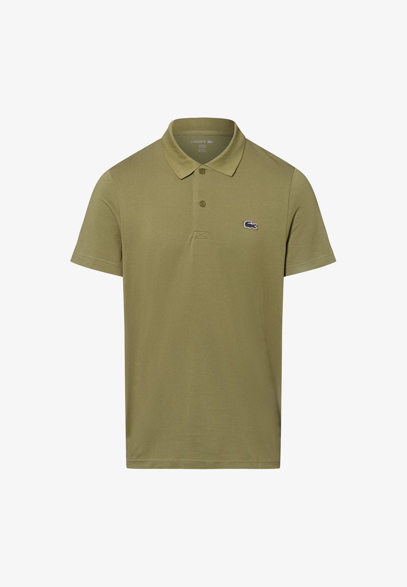 Polo de manga corta en verde oliva con dos botones y pequeño logo de cocodrilo en negro y blanco en el lado izquierdo del pecho.