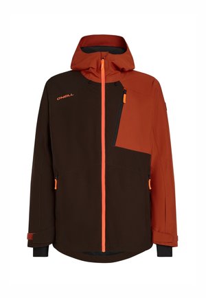 Bruine en oranje geïsoleerde jas met een capuchon, ritszak op de borst, contrasterende stofpanelen en verstelbare manchetten.