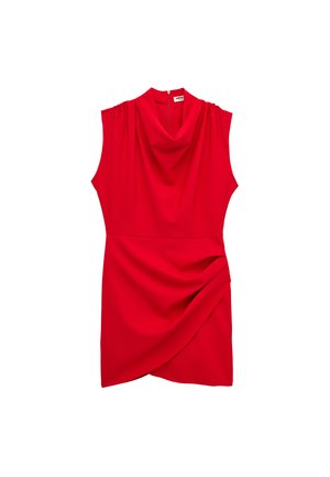 Abito rosso senza maniche con scollo a cappuccio e dettaglio drappeggiato laterale, lunghezza al ginocchio, con cerniera sul retro e sottili pieghe sulle spalle.