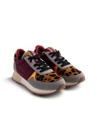 Des sneakers multicolores avec un design maroon, gris et imprimé animal. Comprend des matériaux en daim et en maille, des lacets noirs et une semelle rembourrée.