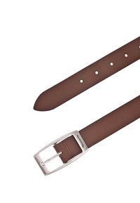 Cintura in pelle marrone con fibbia rettangolare argentata e multiple fessure di regolazione, esposta su uno sfondo bianco.