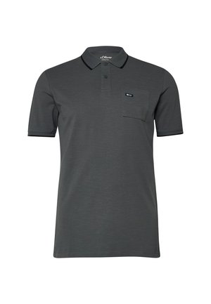 Polo manches courtes gris foncé avec deux boutons, une poche poitrine avec une petite étiquette et un col classique.