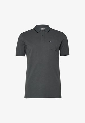Dunkelgraues kurzärmeliges Poloshirt mit zwei Knöpfen, einer Brusttasche mit kleinem Etikett und klassischem Kragen.