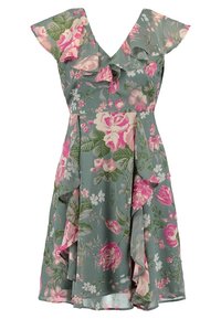 Zielana sukienka w różowe i białe kwiatowe wzory, z falbaniastym dekoltem w kształcie litery V, zwiewnymi rękawami i opadającymi falbanami na spódnicy.