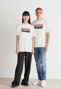 Tommy Jeans ENTRY TEE UNISEX - Camiseta estampada - white