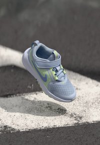 Δεν επιλέχθηκε, ghost/light thistle/barely volt/football grey