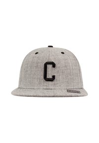 Grå flatbremmet caps laget av teksturert materiale med en svart brodert "C"-logo foran og justerbar reim bak.