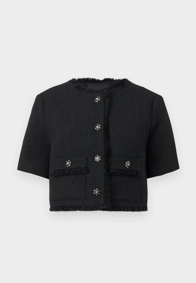 Μαύρο κοντό μπουφάν με κοντά μανίκια, διακοσμημένη τρέσα, μπροστινές τσέπες και έξι διακοσμητικά κουμπιά με στρας.