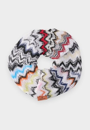 Sirkulært strikket skjerf med flerfargede sikksakkmønstre og en liten brun etikett med teksten "MISSONI" på hvit bakgrunn.