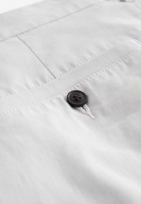 Next STRAIGHT FIT STRETCH CHINO - Kratke hlače - off white