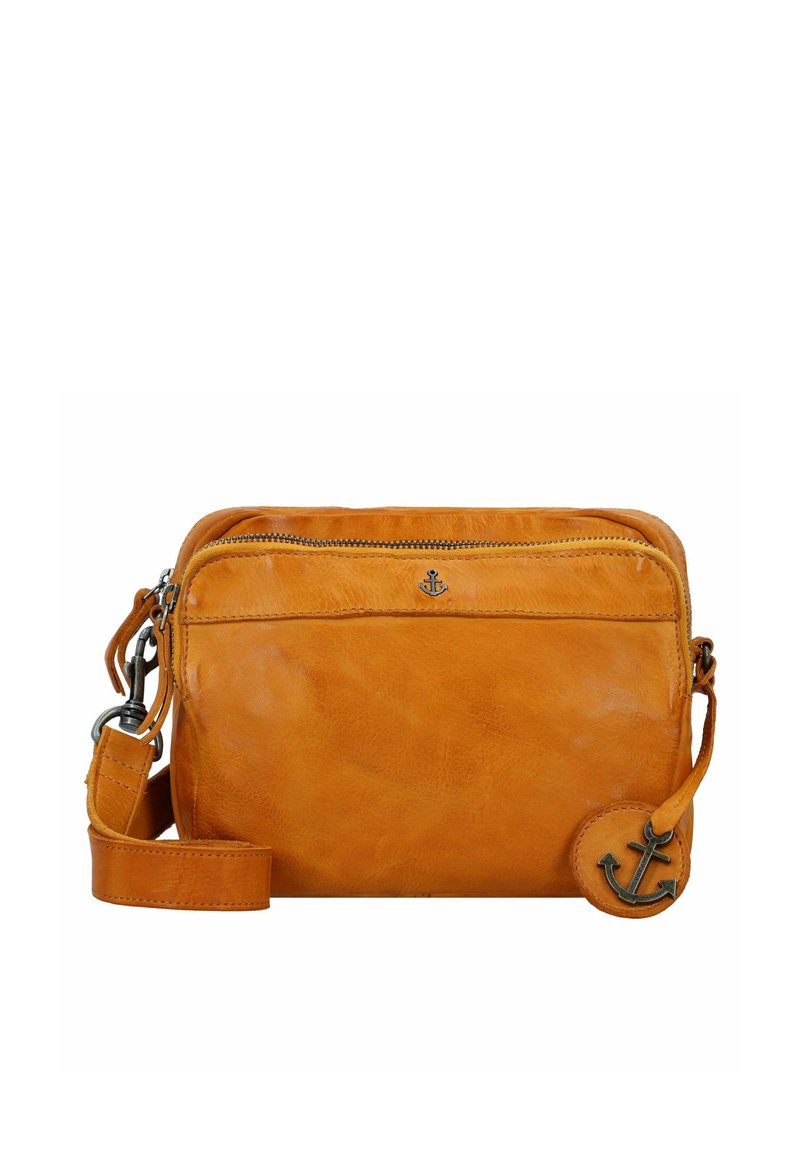 Bolso crossbody de cuero amarillo con cierre superior, correa ajustable y un charm circular con un emblema de ancla.