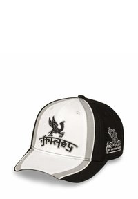 Schwarz-weiße Baseballmütze mit gebogenem Schirm. Verfügt über ein gesticktes Logo eines geflügelten Pferdes und Text in Hindi, mit einer Grafik an der Seite.