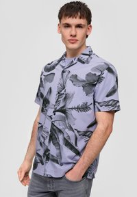 Koszula na krótki rękaw w jasnofiolecie, z czarnym wzorem liści oraz poziomymi pasiakami. Casualowy design o luźnym kroju.