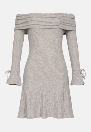Vestido gris sin hombros con textura acanalada, mangas largas con detalles de lazo y falda acampanada.