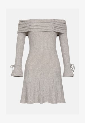 Szürke, váll nélküli ruha bordás textúrával, hosszú ujjakkal, amelyek kikötő részletekkel rendelkeznek, és bővülő szoknyával.