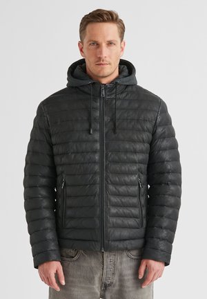 Schwarze Pufferjacke mit strukturierter Oberfläche, ausgestattet mit einer abnehmbaren grauen Kapuze, Reißverschlusstaschen vorne und gerippten Bündchen.