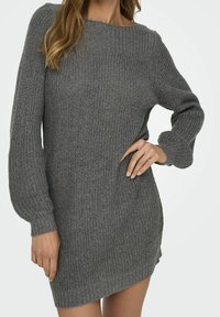 Abito grigio lavorato a maglia con scollatura ampia, maniche lunghe a sbuffo e polsini a coste. Caratterizzato da una vestibilità comoda e un orlo leggermente allungato.