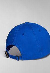 Cappellino da baseball blu in cotone twill, con una fascia regolabile sul retro, dettagli di cucitura e fori di ventilazione sui lati.