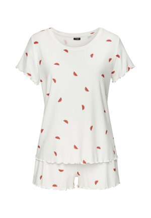 Λευκή σετ ρούχων για ξεκούραση με ανάγλυφη υφή και κόκκινες εκτυπώσεις φέτας καρπουζιού. Το τοπ έχει κοντά μανίκια και βολάν στο τελείωμα· το σορτς έχει αντίστοιχο σχέδιο.