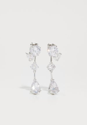 Μακριές κρεμαστές σκουλαρίκια με πολλαπλούς διαυγείς, φασματισμένους λίθους σε στρογγυλά, αχλάδι και τετράγωνα σχήματα. Τοποθετημένα σε μέταλλο με ασημί απόχρωση, με λείο φινίρισμα.