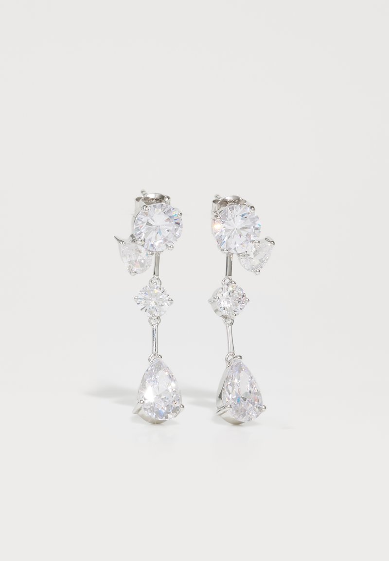 Μακριές κρεμαστές σκουλαρίκια με πολλαπλούς διαυγείς, φασματισμένους λίθους σε στρογγυλά, αχλάδι και τετράγωνα σχήματα. Τοποθετημένα σε μέταλλο με ασημί απόχρωση, με λείο φινίρισμα.