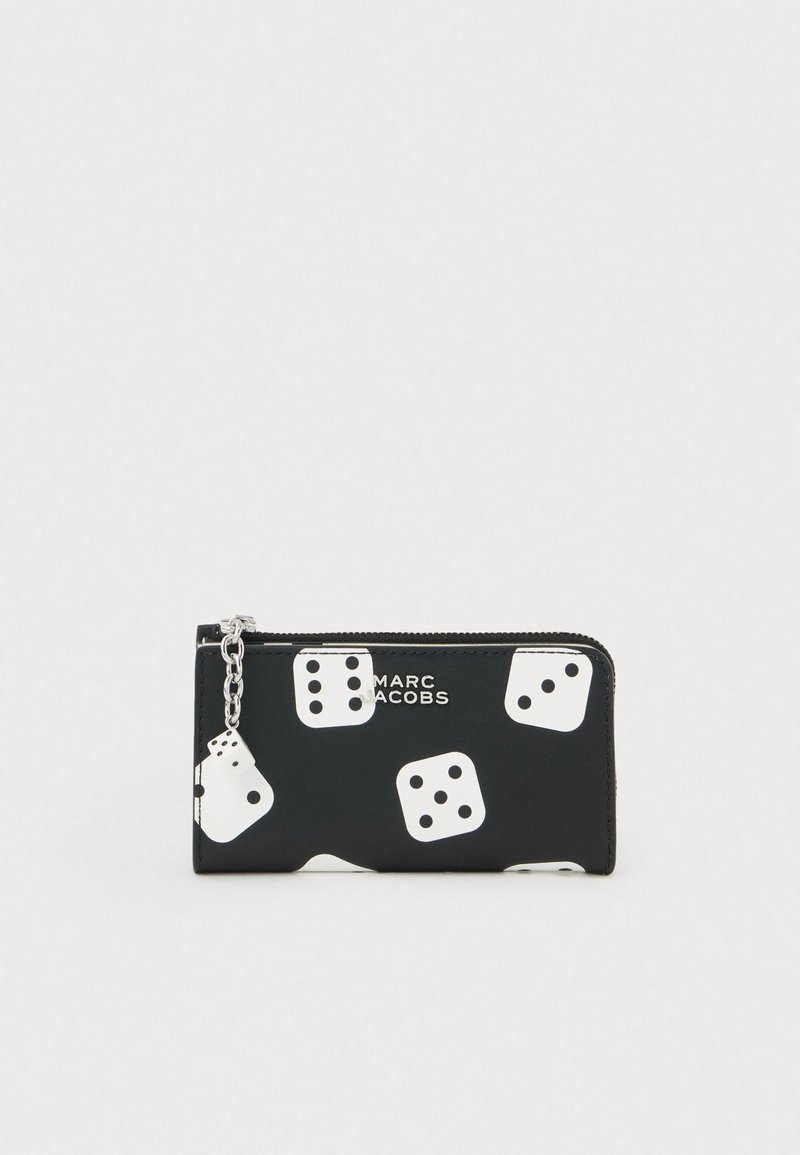 Zwarte ritsportemonnee met wit dobbelstenenpatroon, zilveren ketting met dobbelstenenhanger en "Marc Jacobs" logo aan de voorkant.