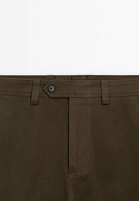 Bruna bomullst trousers med rak passform, som har knappstängning, bälteshällor och en slät yta.