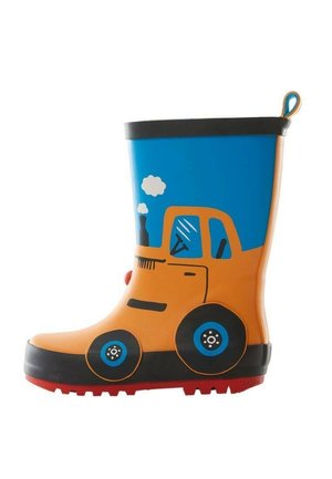 Botte de pluie en caoutchouc orange avec un motif de tracteur bleu, un haut noir, une semelle rouge et deux roues noires avec des accents bleus. Surface texturée.