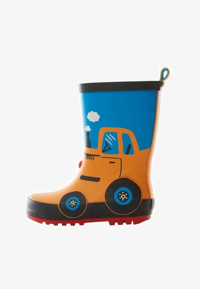 Orange gummistövlar med en blå traktor design, svart topp, röd sula och två svarta hjul med blå detaljer. Texturerad yta.