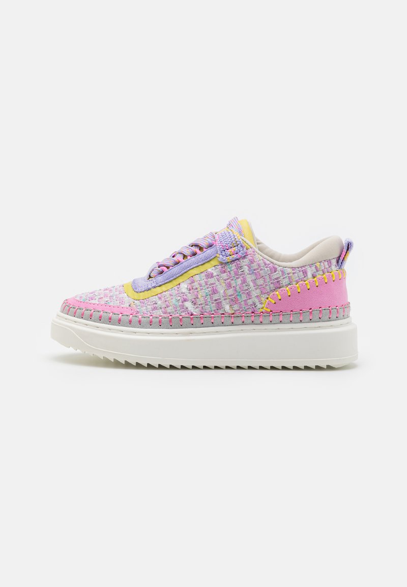 Veterschoen met een multicolor geweven bovenwerk in roze, paars en geel, met een dikke witte zool en contrasterende stiksels.
