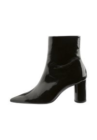 Botte de cheville en cuir verni noir avec un bout pointu, des lignes épurées et un talon épais, affichant une finition brillante et une texture lisse.