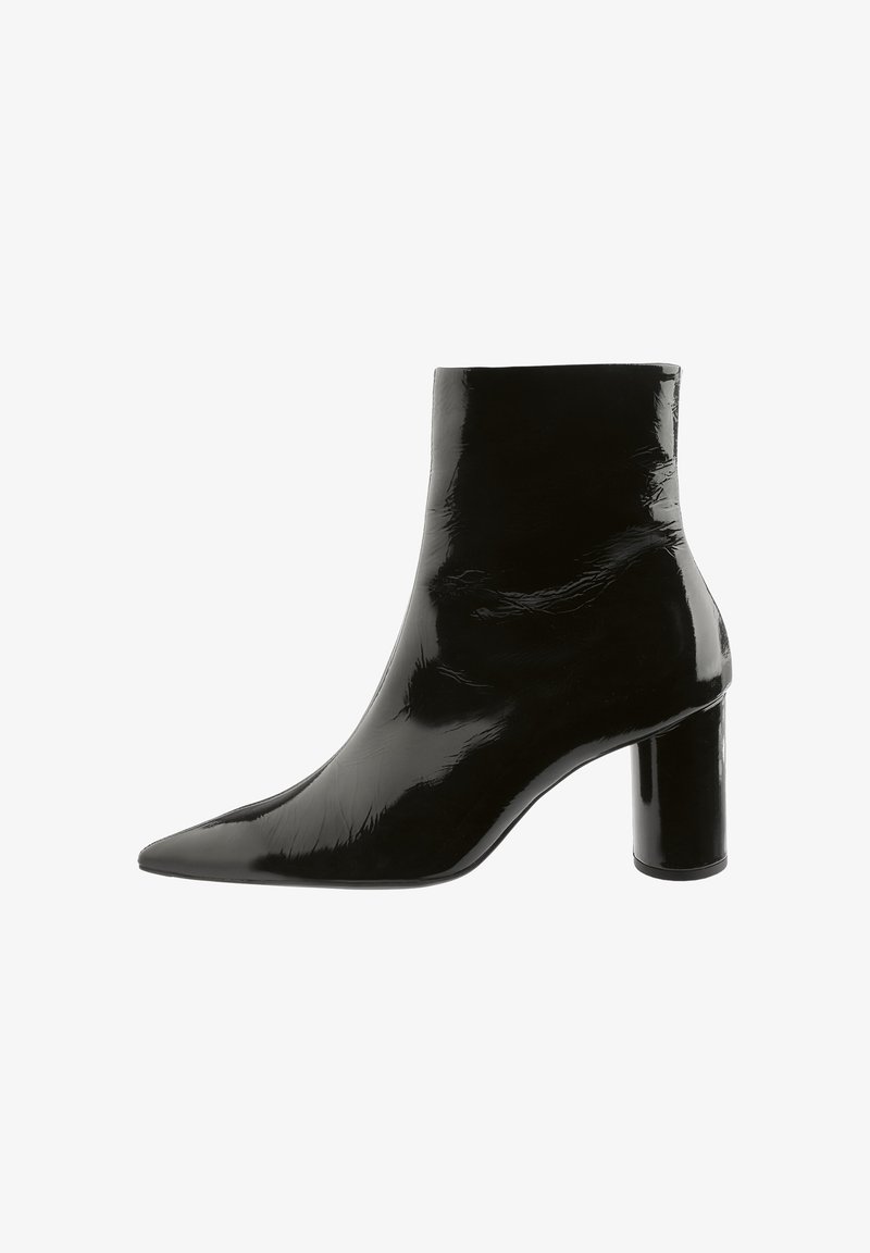 Czarne lakierowane botki za kostkę z wąskim noskiem, o prostych liniach i szerokim obcasie, charakteryzujące się błyszczącym wykończeniem i gładką teksturą.