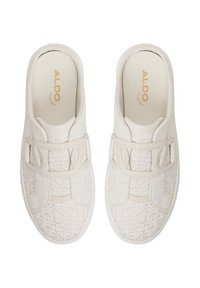 Weiße Sportschuhe mit einem texturierten Obermaterial aus Stoff mit kreisförmigen Mustern, elastischen Riemen und einer weißen Gummisohle. ALDO-Branding im Inneren.