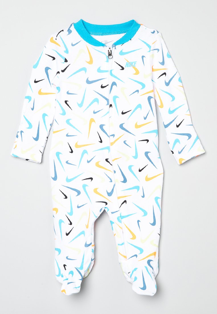 Mono blanco para bebé con cuello azul y logotipos de swoosh multicolores de Nike por toda la prenda, con cremallera frontal y cubre pies.