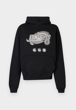 Schwarzer Kapuzenpullover mit einer Fronttasche, ausgestattet mit einem großen silbernen Grafiklogo und runden gestickten Aufnähern mit der Aufschrift "LLS." Klassische Passform mit gerippten Bündchen.