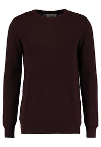 Burgundarröd tröja med ett strukturerat chevronmönster, rund hals, långa ärmar och ribbade muddar och fåll. Tillverkad av ett mjukt, stickat tyg.