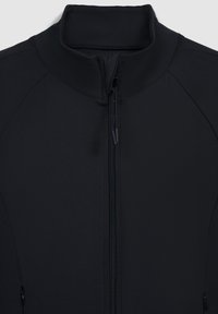 Giacca nera con zip e colletto alto, realizzata in tessuto liscio, con cuciture piatte e tasche laterali per un design snello.