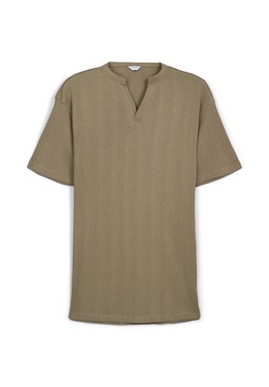T-shirt khaki a maniche corte con texture a costine, colletto a punta e vestibilità comoda. Gli orli sono diritti e ordinati.