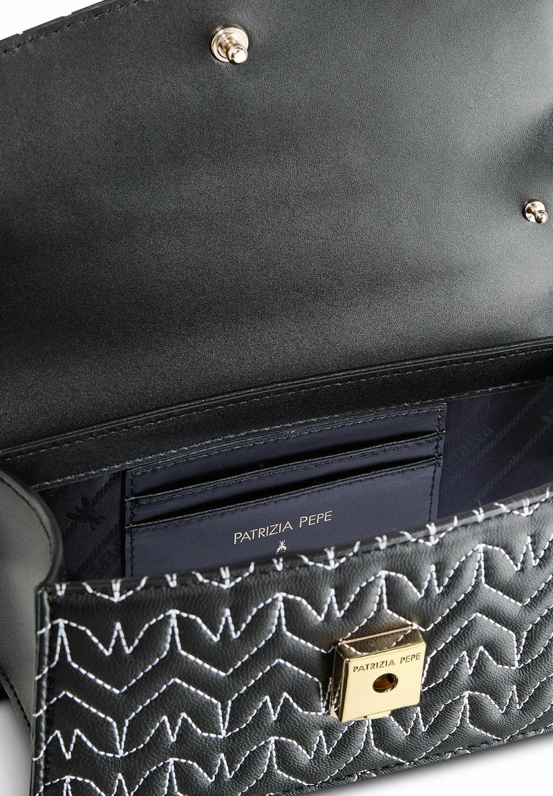 Czarny skórzany portfel z pikowanym wzorem, srebrnymi akcentami i logo. Wewnątrz znajduje się miejsce na karty i gładkie szare wykończenie.