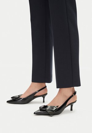 Klasszikus sarkú cipők - black