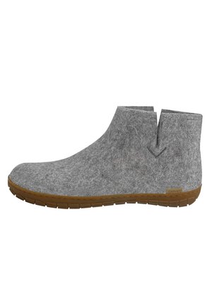 Grauer Filzknöchelstiefel mit brauner Gummisohle und elastischen Seitenteilen für einfaches Hineinschlüpfen, in Seitenansicht dargestellt.