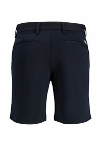 Pantalones cortos azul marino hechos de tejido ligero, con una cinturilla plana, dos bolsillos traseros y detalles de costura sutiles.