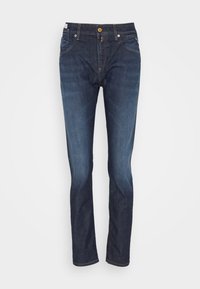 Jeans in denim blu scuro con taglio dritto, dotati di patta con bottoni, cinque tasche e leggera scoloritura lungo le gambe.