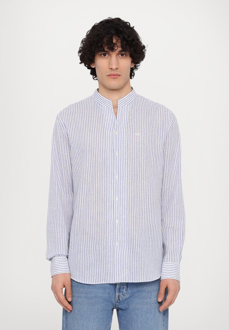 Majica z dolgimi rokavi iz lahkotnega bombaža v modro-belem navpičnem črtastem vzorcu, s stojalom in gumbom spredaj. Gladka tekstura, sproščen kroj.