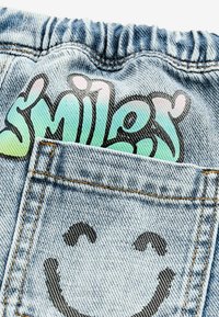 Next GRAFFITI - Laza szabású farmerek - light blue denim