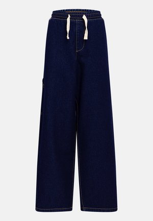 Pantaloni in denim blu scuro a gamba larga con cintura elasticizzata, dettaglio con coulisse, tasche laterali e cuciture gialle a contrasto.