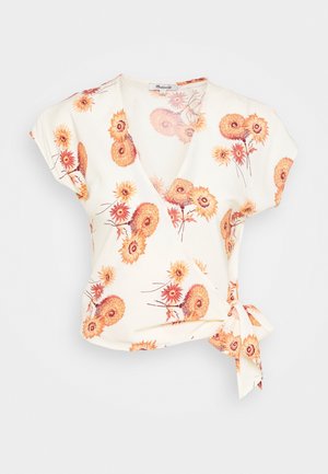 Top floral con escote en V profundo en tela color crema. Presenta patrones de flores en tonos naranja y amarillo, mangas cortas y un detalle de lazo en el lateral.