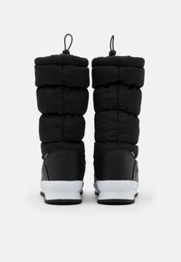 Sorte, oppustede vinterstøvler med et quiltet mønster, der har en høj skaft, sorte læderdetaljer og en hvid gummisål.